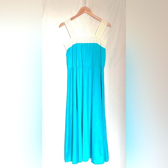 Vintage slip, teal with beige lace, size L (no sz tag) - Picture 1 of 2